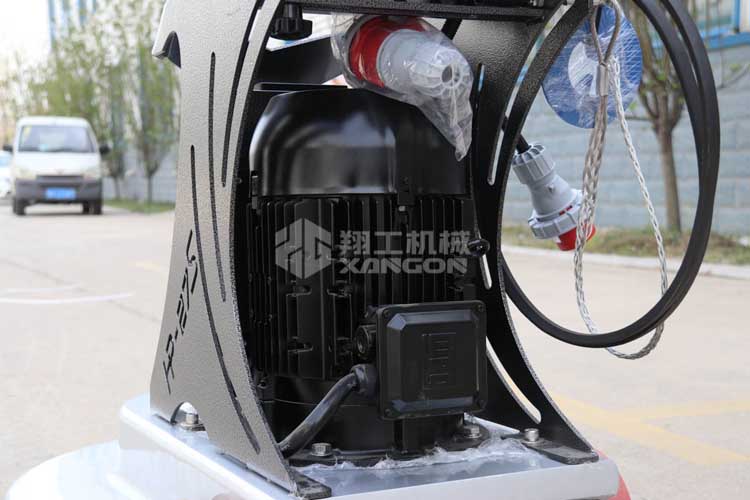 拋光機是為了讓地面表面有光澤，需要先研磨后才可以拋光。拋光分為粗拋和精拋，這時候可以使用拋光機，配合拋光墊，提高地面的光澤度。高速地坪拋光機讓你輕松完成地坪拋光工作，提高地坪亮度。