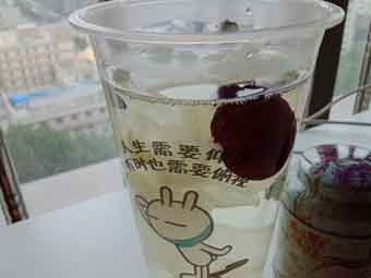 炎炎夏日到來，一杯銀耳紅棗美如詩！