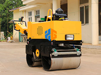 為什么小型壓路機(jī)適合公路養(yǎng)護(hù)呢？